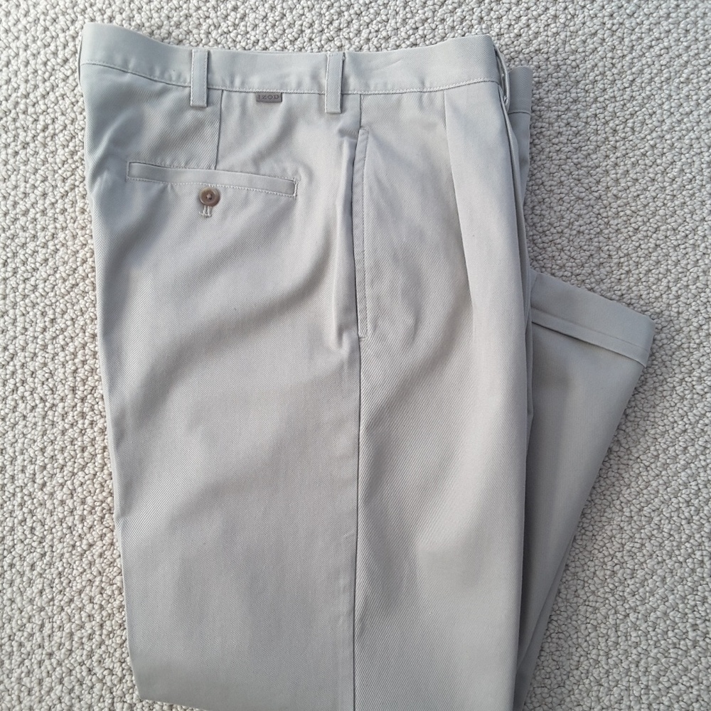 ● Izod Pleated Front Dress Slacks ●